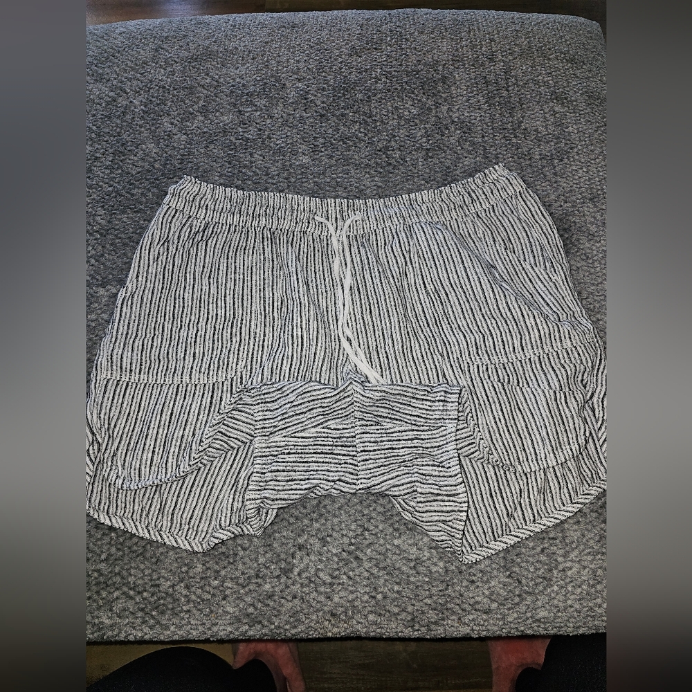 🌞Striped Black and White Shorts